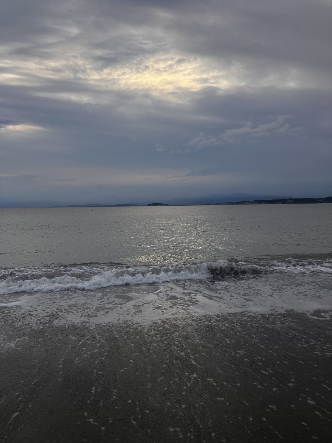葉山の海と雲間から差し込む光